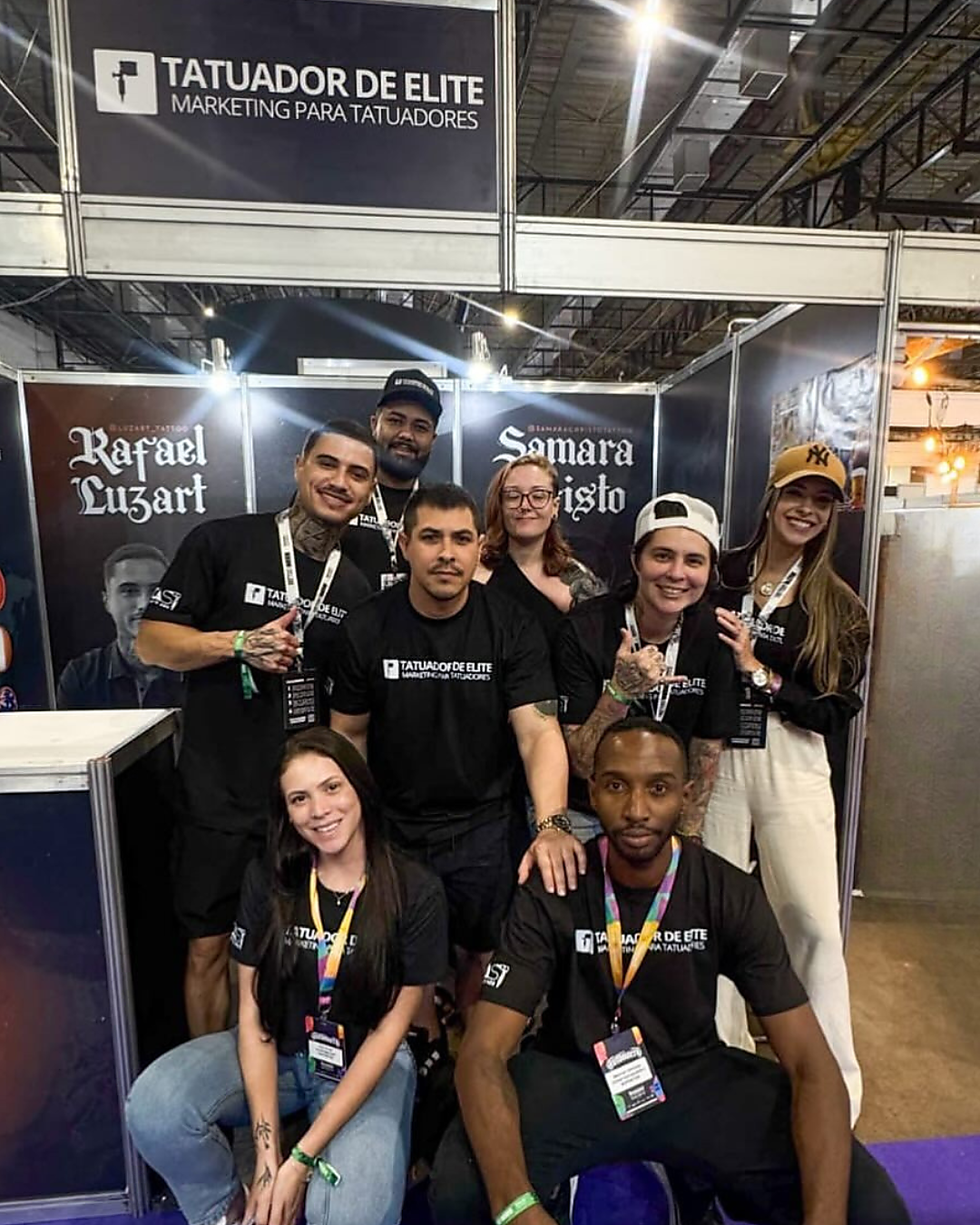 Equipe Castelo Ads reunida com tatuadores no estande Tatuador de Elite